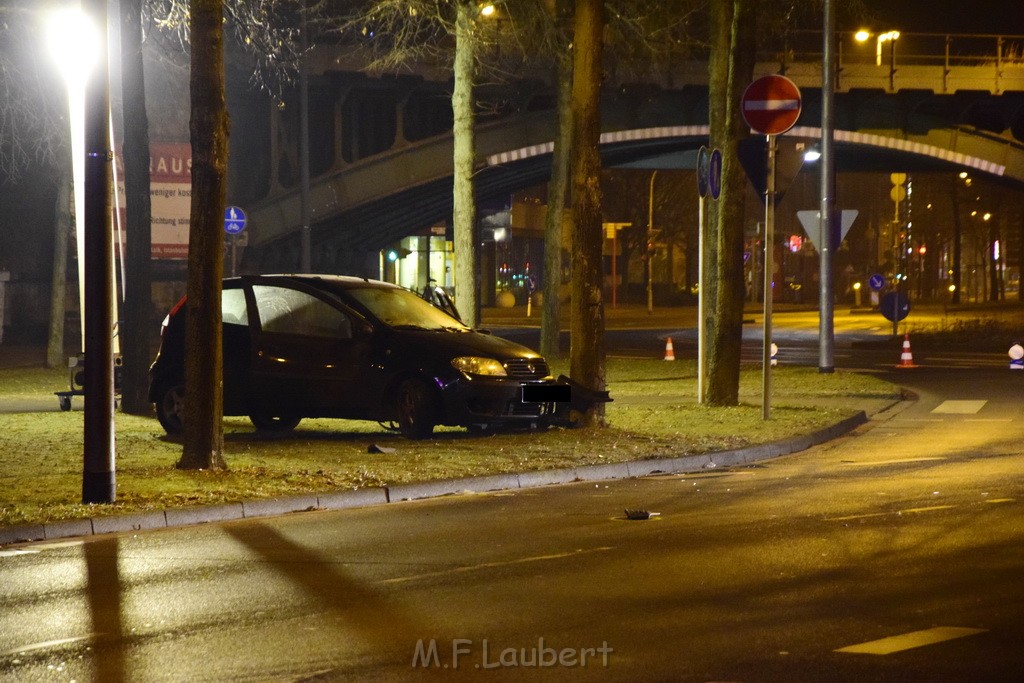 VU PKW Baum Koeln Deutz Deutz Kalkerstr P58.JPG - Miklos Laubert